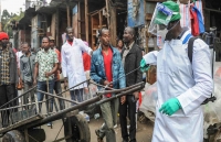 tong thong brazil coi nhe nguy co cua covid 19 that vong voi bien phap dong cua cua cac nuoc