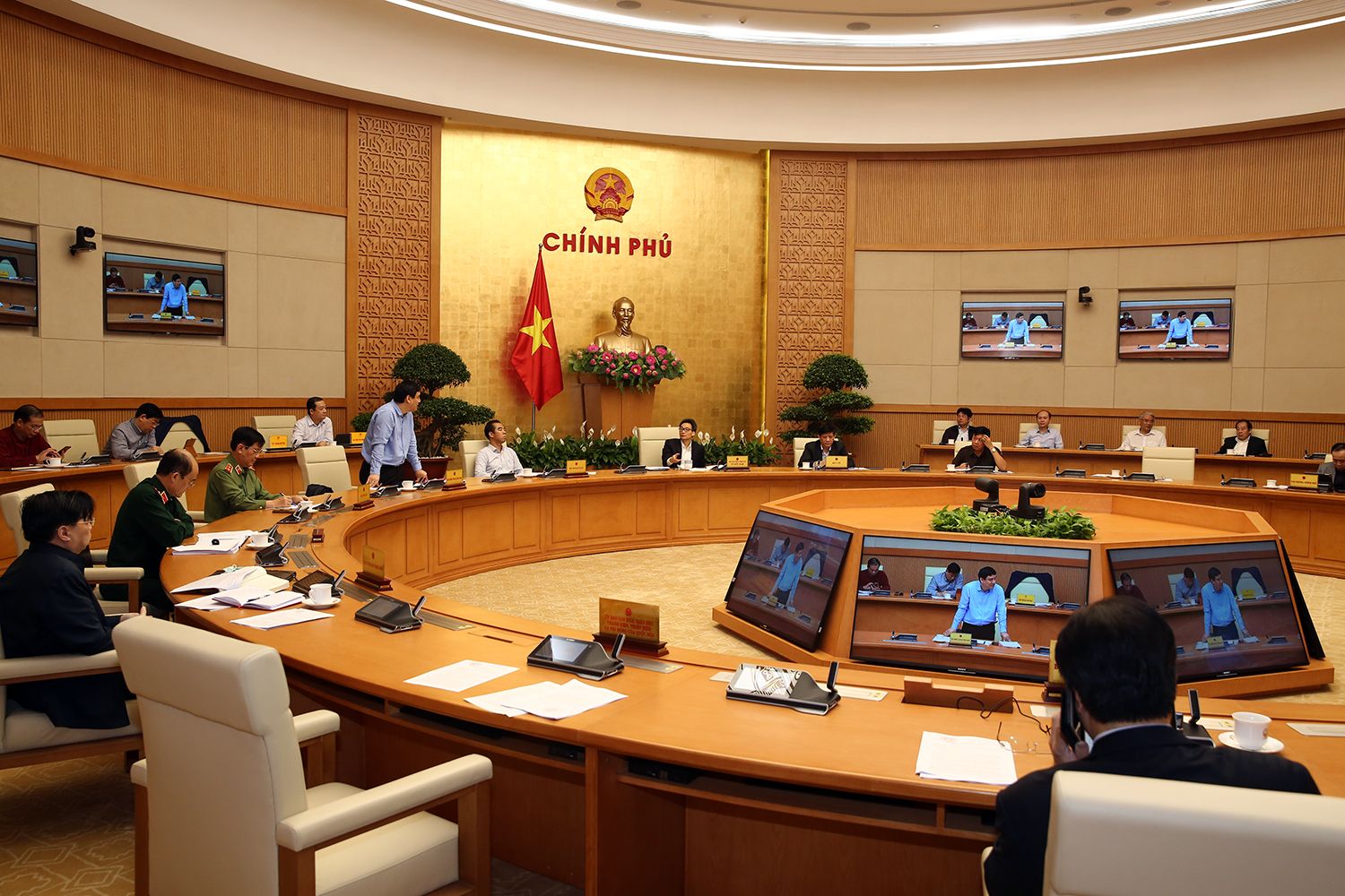 ra tung ngo go tung nha quyet ngan chan lay nhiem covid 19