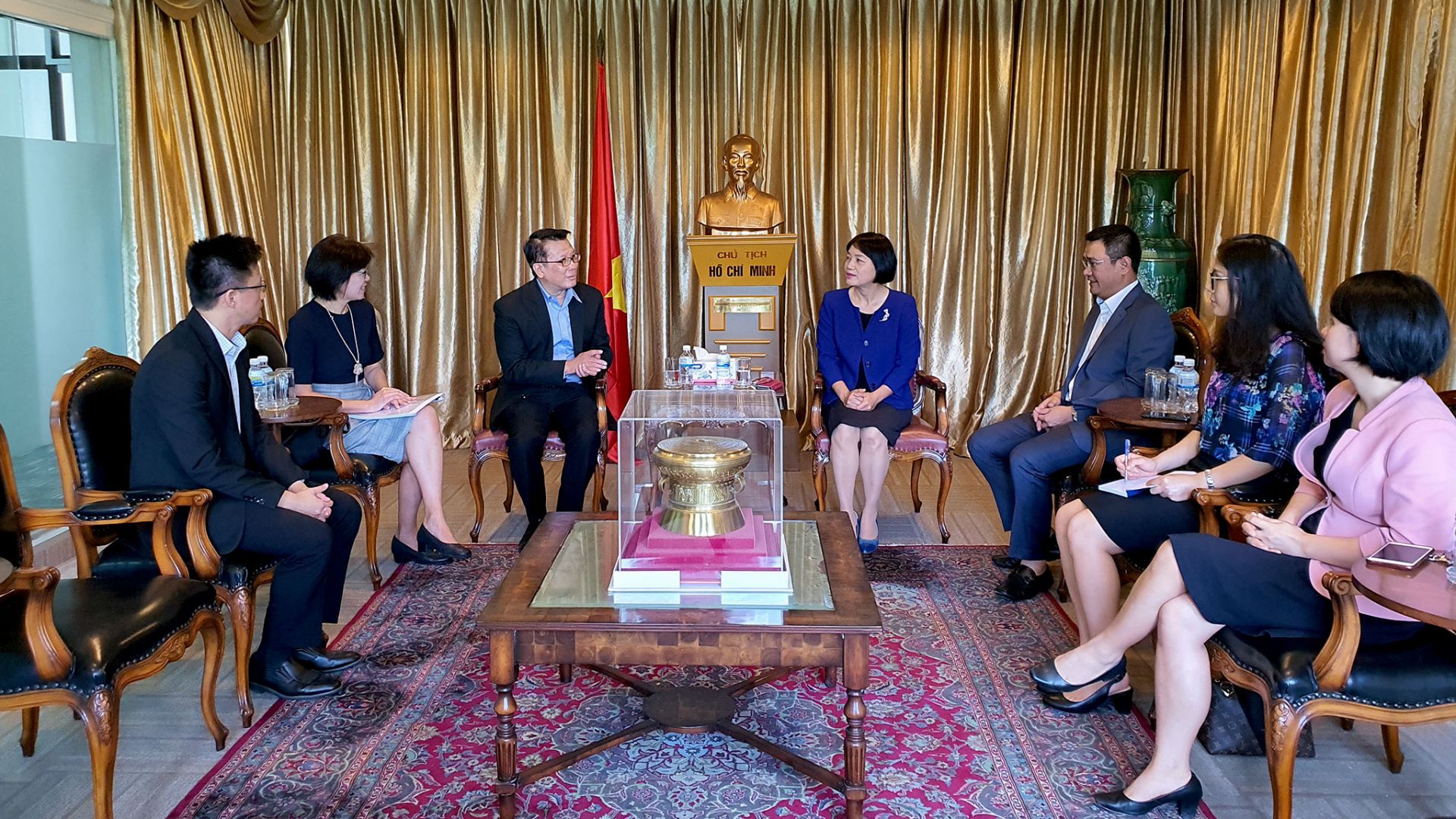 dai su quan viet nam tai singapore tiep nhan 10 may tho do quy temasek tai tro phuc vu phong chong dich benh covid 19