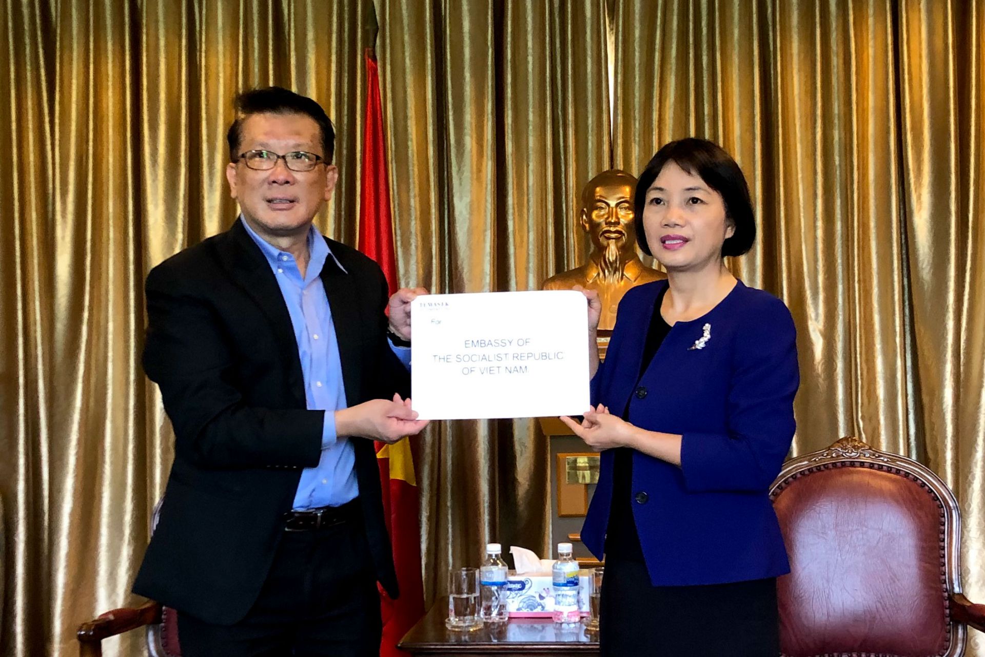 dai su quan viet nam tai singapore tiep nhan 10 may tho do quy temasek tai tro phuc vu phong chong dich benh covid 19