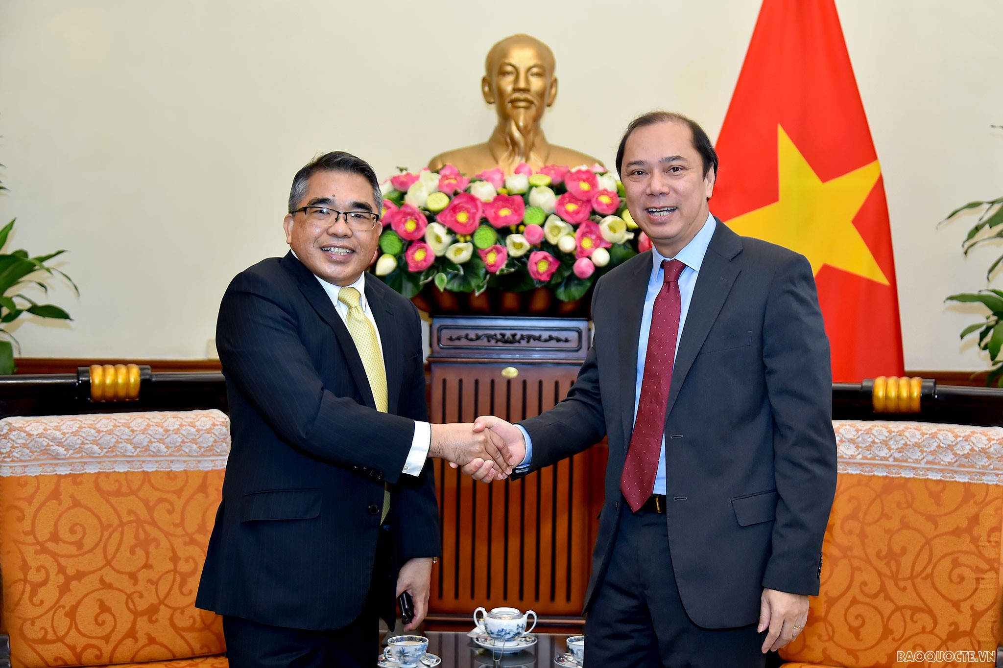 Thứ trưởng Ngoại giao Nguyễn Quốc Dũng tiếp Đại sứ Philippines Meynardo Montealegre chào xã giao. (Ảnh: Tuấn Anh)