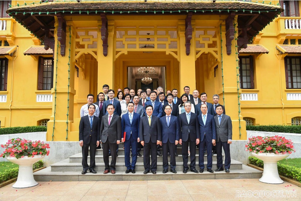 Ủy viên Bộ Chính trị, Phó Thủ tướng, Bộ trưởng Ngoại giao Phạm Bình Minh, các vị Lãnh đạo Bộ và thủ trưởng các đơn vị trong Bộ chúc mừng ông Đặng Hoàng Giang.