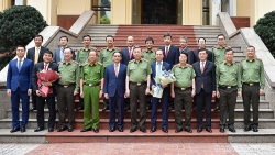 Trao tặng Kỷ niệm chương ‘Bảo vệ an ninh Tổ quốc’ và Kỷ niệm chương ‘Vì sự nghiệp Ngoại giao Việt Nam’