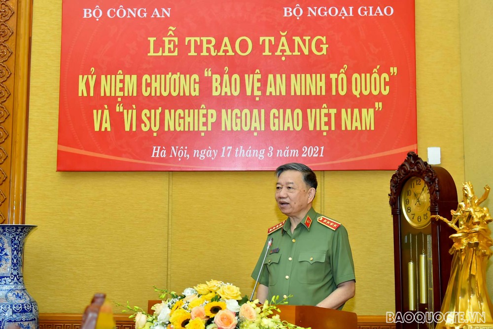 Trao tặng Kỷ niệm chương “Bảo vệ an ninh Tổ quốc” và Kỷ niệm chương “Vì sự nghiệp Ngoại giao Việt Nam”