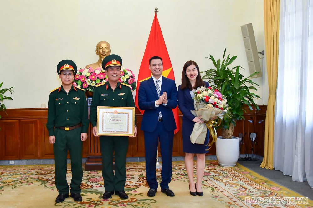 Chiều 22/3, tại trụ sở Bộ, Thứ trưởng Ngoại giao Đặng Hoàng Giang đã trao Bằng khen của Bộ trưởng Bộ Ngoại giao cho Tổng công ty đầu tư quốc tế Viettel (Viettel Global), đúng vào dịp Tổng Công ty chuẩn bị kỷ niệm 15 năm thành lập vào tháng 10/2021. (Ảnh: Tuấn Anh)
