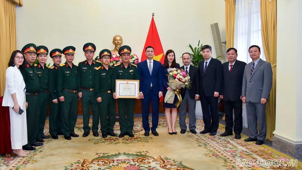 Chiều 22/3, tại trụ sở Bộ, Thứ trưởng Ngoại giao Đặng Hoàng Giang đã trao Bằng khen của Bộ trưởng Bộ Ngoại giao cho Tổng công ty đầu tư quốc tế Viettel (Viettel Global), đúng vào dịp Tổng Công ty chuẩn bị kỷ niệm 15 năm thành lập vào tháng 10/2021. (Ảnh: 