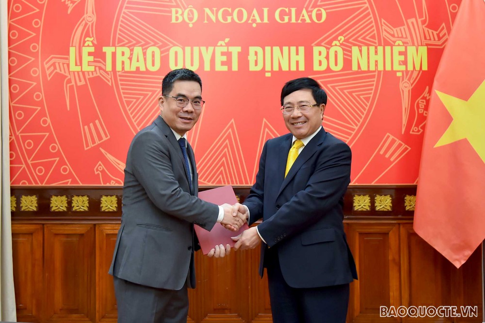 Phó Thủ tướng, Bộ trưởng Ngoại giao Phạm Bình Minh đã trao quyết định bổ nhiệm ông Đỗ Hoàng Minh, Phó Vụ trưởng, Thư ký Phó Thủ tướng, Bộ trưởng, giữ chức Vụ trưởng, Thư ký Phó Thủ tướng, Bộ trưởng.