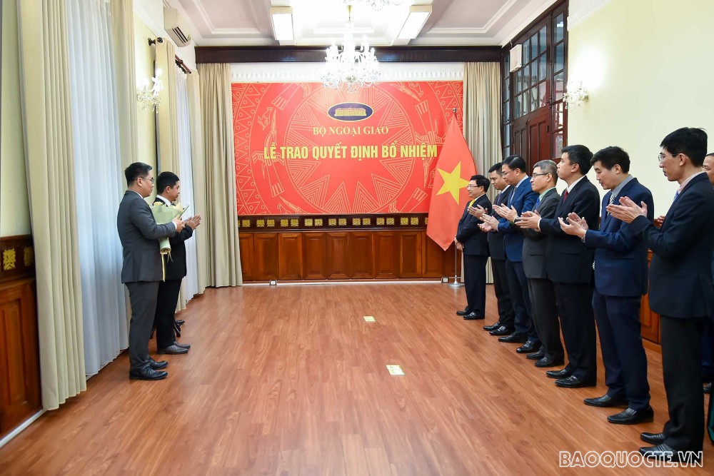 Thay mặt cho ông Đỗ Hoàng Minh, ông Hoàng Thùy Dương cảm ơn lời căn dặn của Phó Thủ tướng, Bộ trưởng Ngoại giao Phạm Bình Minh; khẳng định sẽ luôn nỗ lực hết sức mình, phát huy năng lực để hoàn thành tốt công tác, nhiệm vụ được Phó Thủ tướng, Bộ trưởng và tập thể Lãnh đạo Bộ giao phó, đóng góp vào thành công chung của công tác đối ngoại.