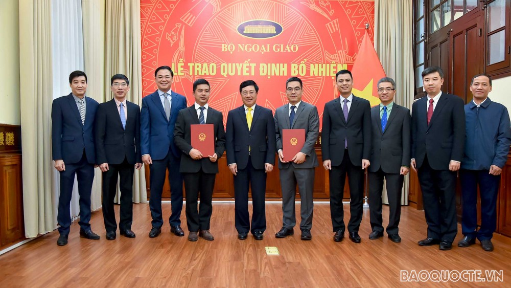 Phó Thủ tướng Phạm Bình Minh trao quyết định bổ nhiệm cán bộ lãnh đạo của Bộ Ngoại giao