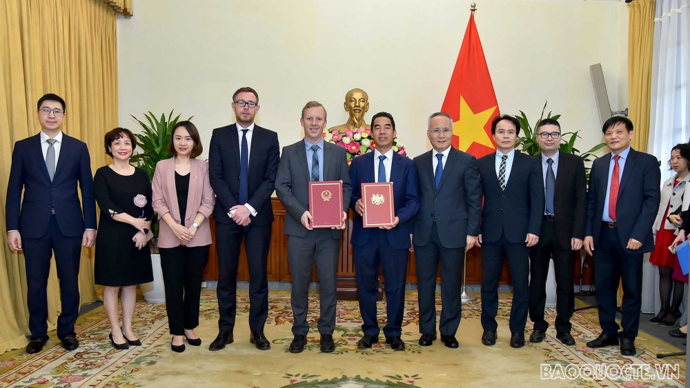 Thứ trưởng Ngoại giao Tô Anh Dũng và Đại sứ Anh tại Việt Nam Gareth Ward trao đổi Công hàm khẳng định ngày có hiệu lực của UKVFTA. (Ảnh: Tuấn Anh)