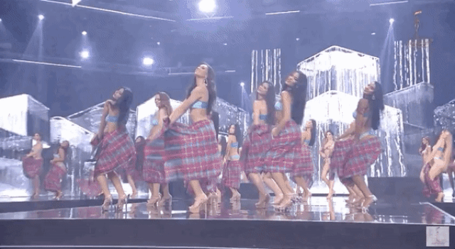 20 thí sinh xuất sắc nhất của Hoa hậu Hòa bình Thế giới bước vào phần trình diễn áo tắm. 