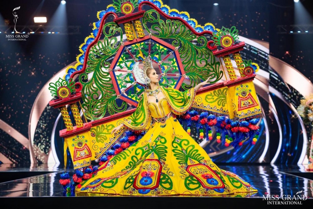 Hoa hậu Guatemala nhận giải Thí sinh trình diễn trang phục dân tộc đẹp nhất. 