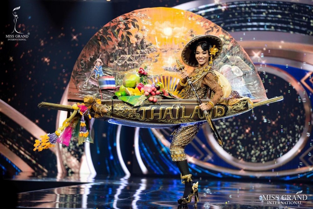 Hoa hậu Thái Lan nhận giải Thí sinh trình diễn trang phục dân tộc đẹp nhất. 