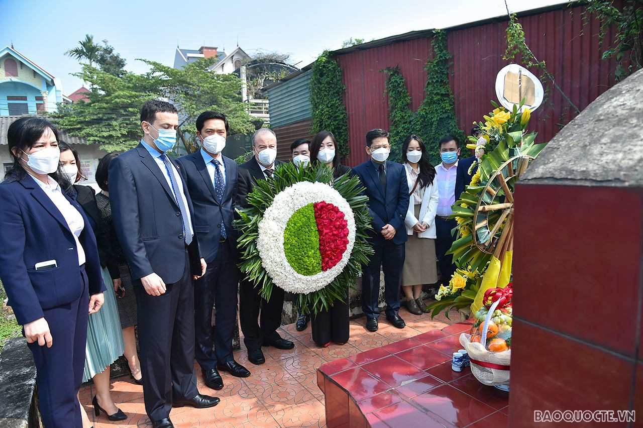 Đặt hoa tưởng niệm các nhà báo Algeria, Việt Nam và phi hành đoàn hy sinh năm 1974