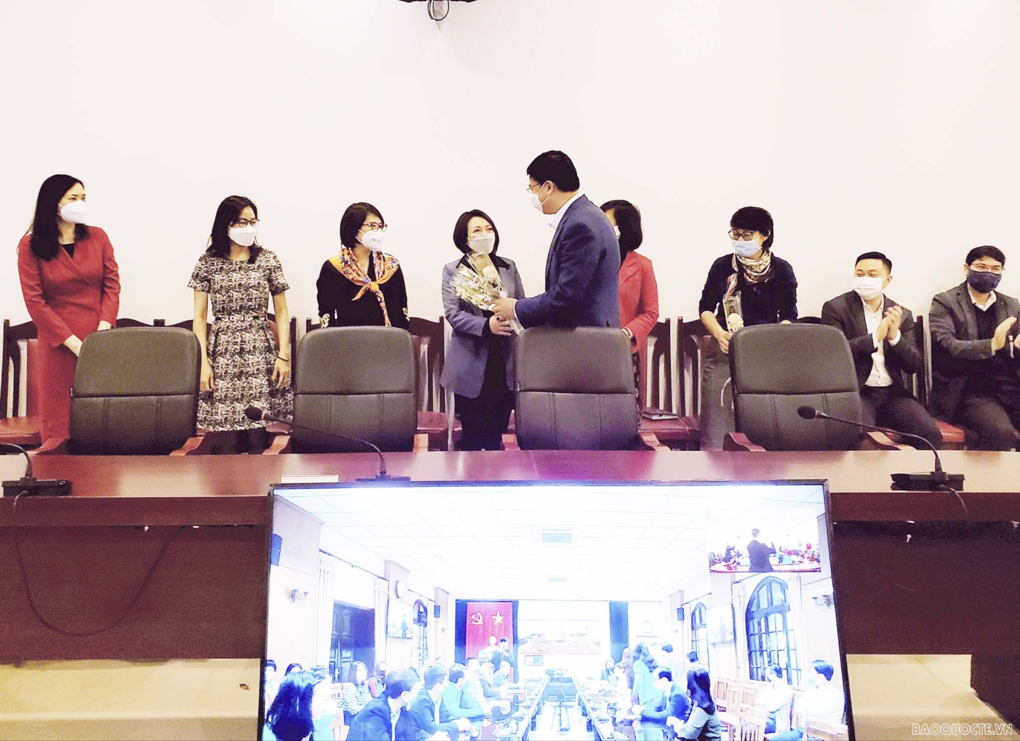 Kỷ niệm Ngày quốc tế Phụ nữ 8/3 và tôn vinh đóng góp của cán bộ nữ cho ngành Ngoại giao