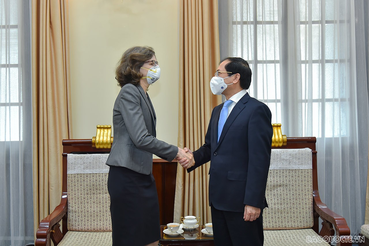 Đại sứ Canada Deborah Paul: Luôn lưu giữ trong tim những tình cảm tốt đẹp dành cho đất nước và con người Việt Nam Đại sứ Canada Deborah Paul: Luôn lưu giữ trong tim những tình cảm tốt đẹp dành cho đất nước và con người Việt Nam