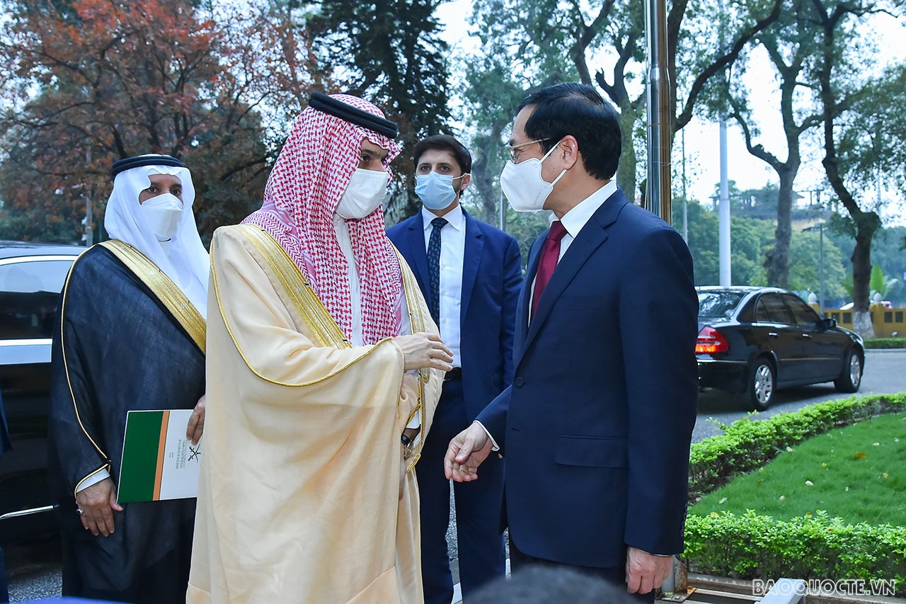 Bộ trưởng Ngoại giao Bùi Thanh Sơn đón, hội đàm với Bộ trưởng Ngoại giao Saudi Arabia Faisal bin Farhan Al Saud