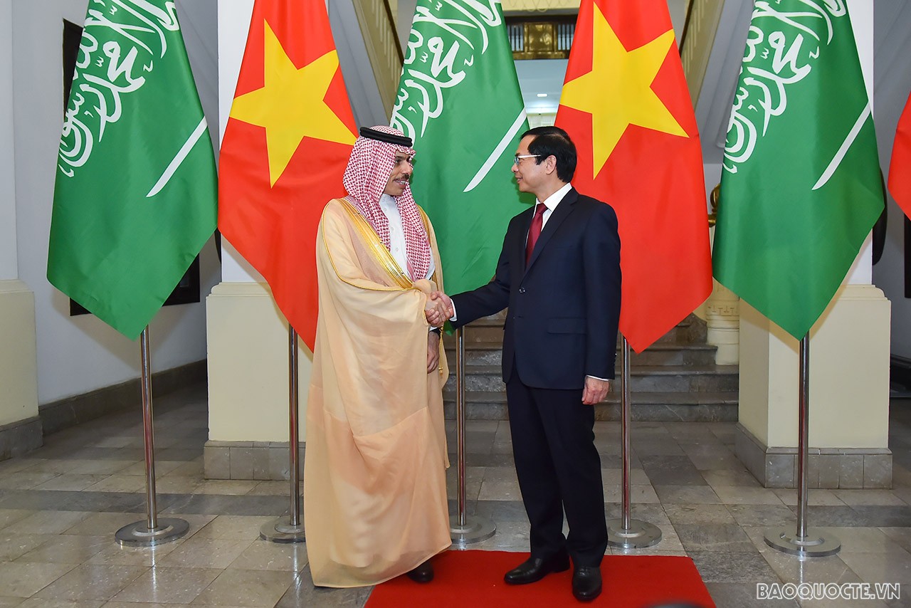 Bộ trưởng Ngoại giao Bùi Thanh Sơn đón, hội đàm với Bộ trưởng Ngoại giao Saudi Arabia Faisal bin Farhan Al Saud