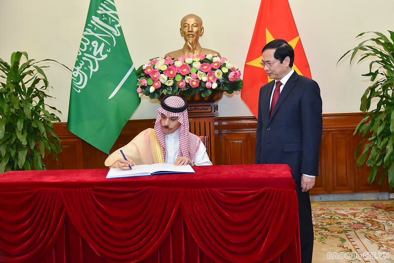 Bộ trưởng Ngoại giao Bùi Thanh Sơn đón, hội đàm với Bộ trưởng Ngoại giao Saudi Arabia Faisal bin Farhan Al Saud