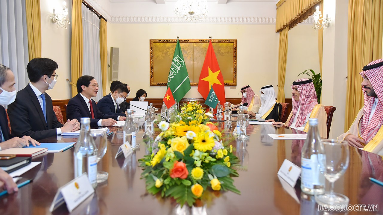Bộ trưởng Ngoại giao Bùi Thanh Sơn đón, hội đàm với Bộ trưởng Ngoại giao Saudi Arabia Faisal bin Farhan Al Saud