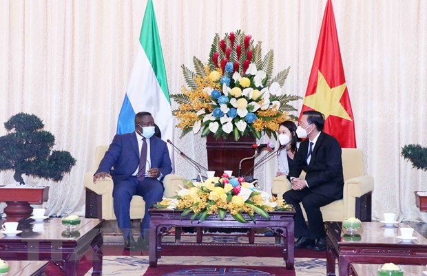 Chủ tịch UBND Thành phố Hồ Chí Minh Phan Văn Mãi hội kiến Tổng thống Sierra Leone Julius Maada Bio. (Nguồn:TTXVN)
