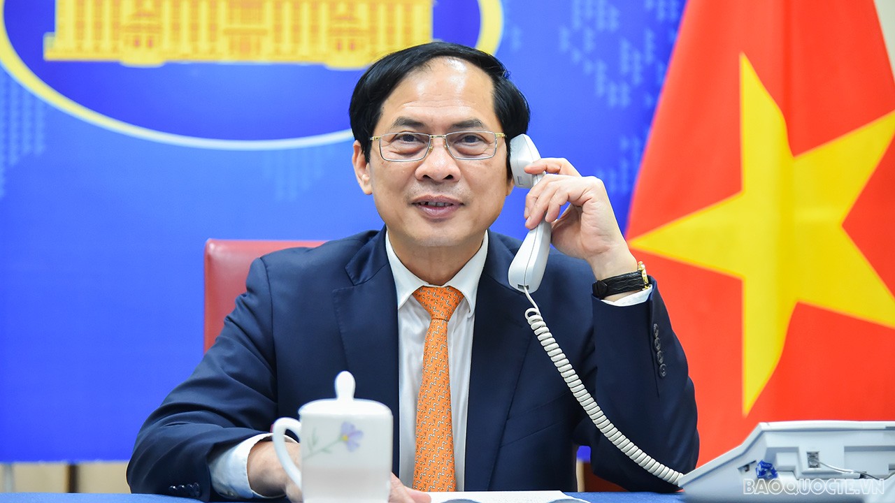 Foreign Minister Bui Thanh Son talks by phone with Canadian Foreign Minister Melanie Joly