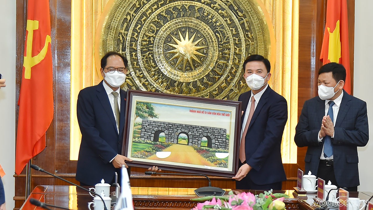 Bí thư Tỉnh ủy Đỗ Trọng Hưng đã tặng ngài Đại sứ Hàn Quốc tại Việt Nam Park Noh-wan bức tranh Thành Nhà Hồ - Di sản văn hóa thế giới.