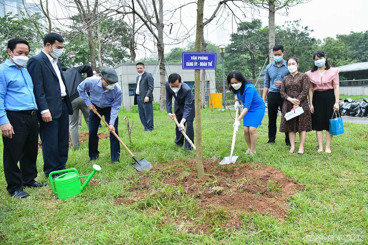 The 2022 Tree Planting Festival program aims to contribute to raising the awareness of each cadre and employee about the tree planting movement, join hands in environmental protection, and respond to climate change and biodiversity loss issues. biological form.