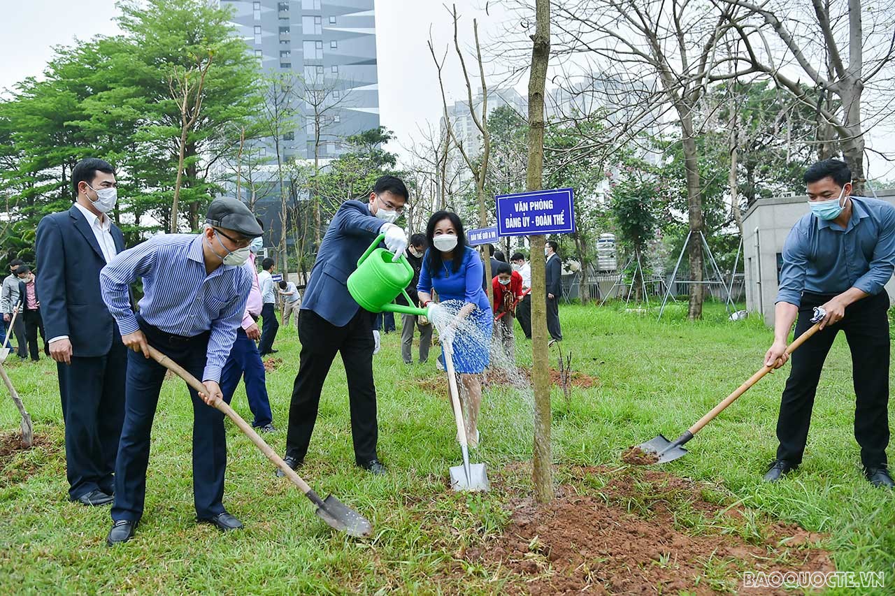 In order for the tree planting festival to be implemented practically and effectively, Deputy Minister Pham Quang Hieu asked the Trade Union of the Ministry and units in the Ministry to closely coordinate with the Youth Union of the Ministry and young cadres in the Ministry to promote their role. Shockwave becomes the leading force in planting and taking care of trees. 