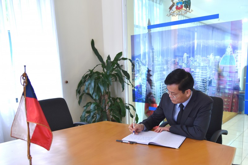 lanh dao bo ngoai giao chia buon cuu tong thong chile qua doi