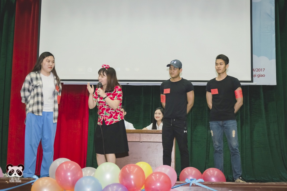 sinh vien hoc vien ngoai giao voi han ngu idol 2017