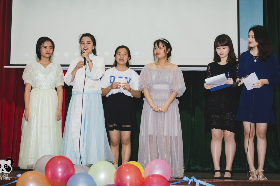 sinh vien hoc vien ngoai giao voi han ngu idol 2017