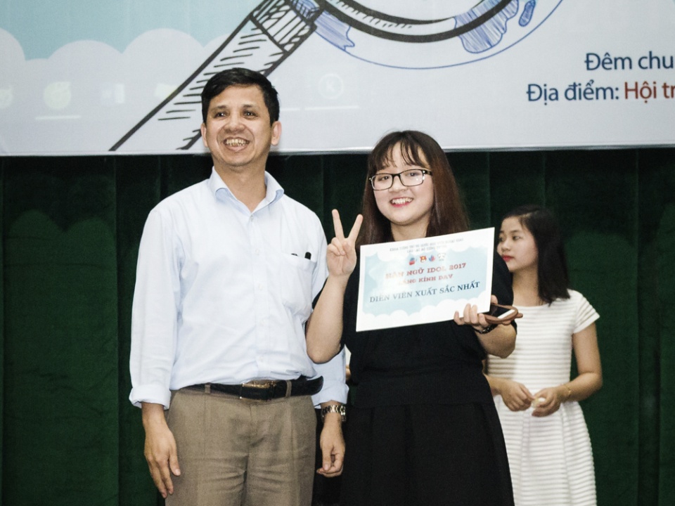 sinh vien hoc vien ngoai giao voi han ngu idol 2017