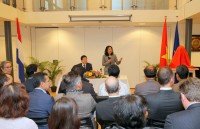 lac quan buoc vao tuong lai