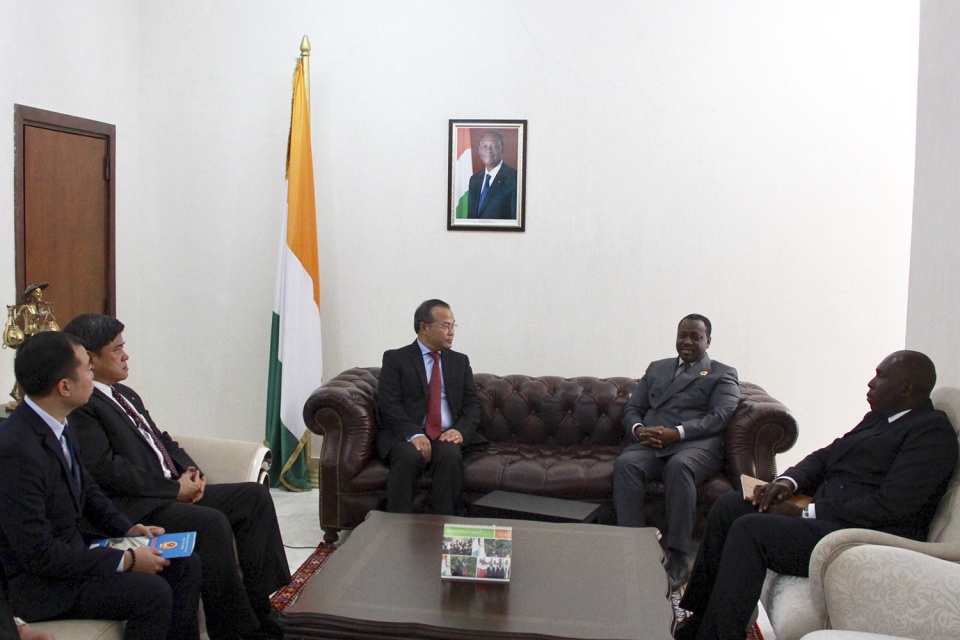 Thứ trưởng Ngoại giao Vũ Hồng Nam thăm làm việc tại Bờ Biển Ngà tin nhap 20170420234132