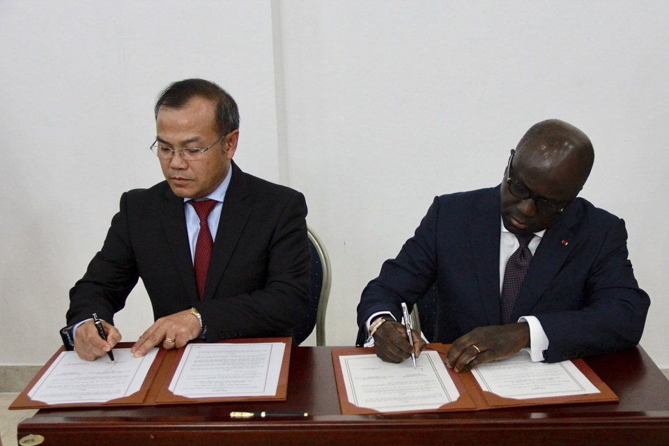 Thứ trưởng Ngoại giao Vũ Hồng Nam thăm làm việc tại Bờ Biển Ngà tin nhap 20170420234132