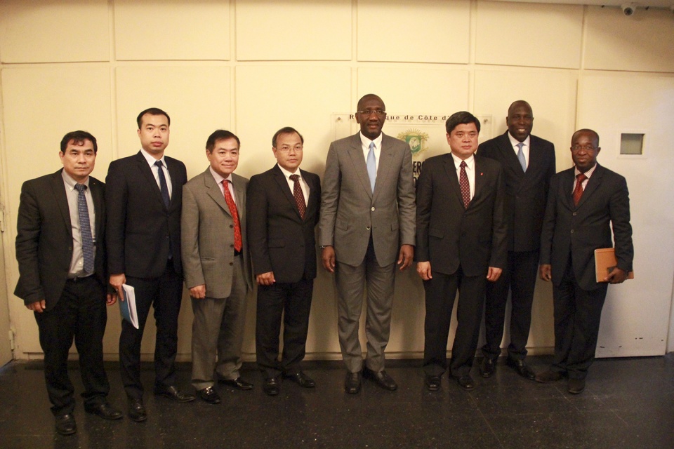 Thứ trưởng Ngoại giao Vũ Hồng Nam thăm làm việc tại Bờ Biển Ngà tin nhap 20170420234132