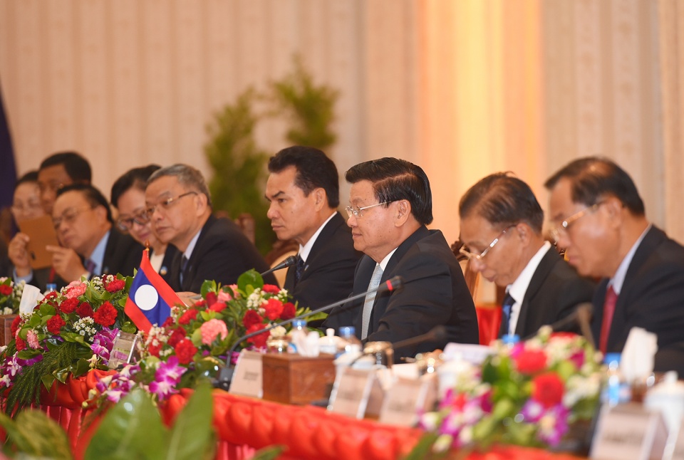 Thủ tướng Nguyễn Xuân Phúc hội đàm với Thủ tướng Lào Thongloun Sisoulith thu tuong nguyen xuan phuc hoi dam voi thu tuong lao thongloun sisoulith
