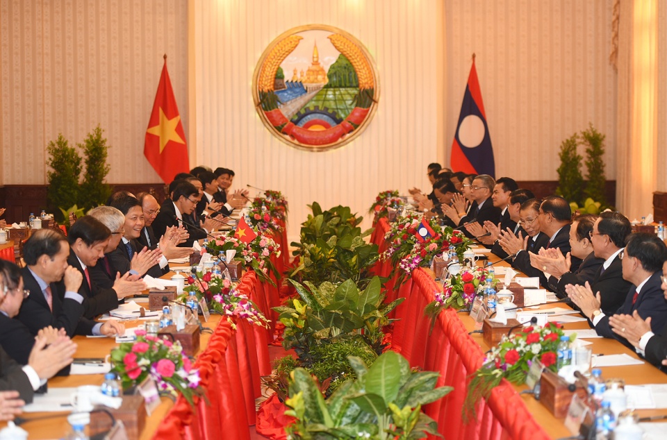 Thủ tướng Nguyễn Xuân Phúc hội đàm với Thủ tướng Lào Thongloun Sisoulith thu tuong nguyen xuan phuc hoi dam voi thu tuong lao thongloun sisoulith