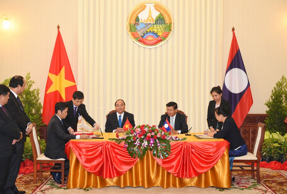 Thủ tướng Nguyễn Xuân Phúc hội đàm với Thủ tướng Lào Thongloun Sisoulith thu tuong nguyen xuan phuc hoi dam voi thu tuong lao thongloun sisoulith