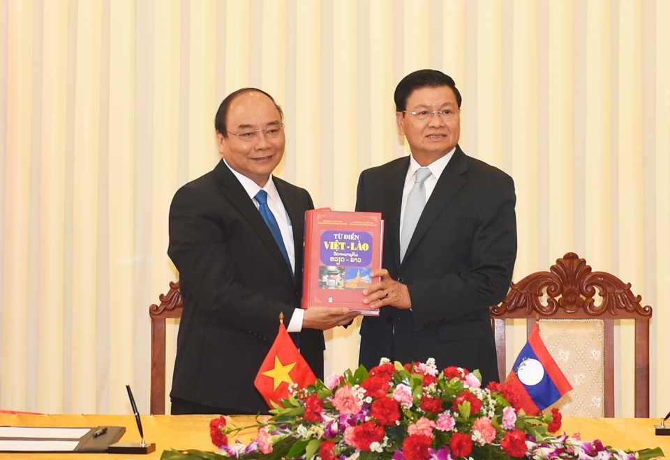 Thủ tướng Nguyễn Xuân Phúc hội đàm với Thủ tướng Lào Thongloun Sisoulith thu tuong nguyen xuan phuc hoi dam voi thu tuong lao thongloun sisoulith