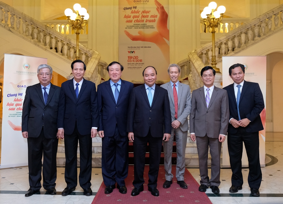 “Chung tay khắc phục hậu quả bom mìn sau chiến tranh” tin nhap 20180404080256