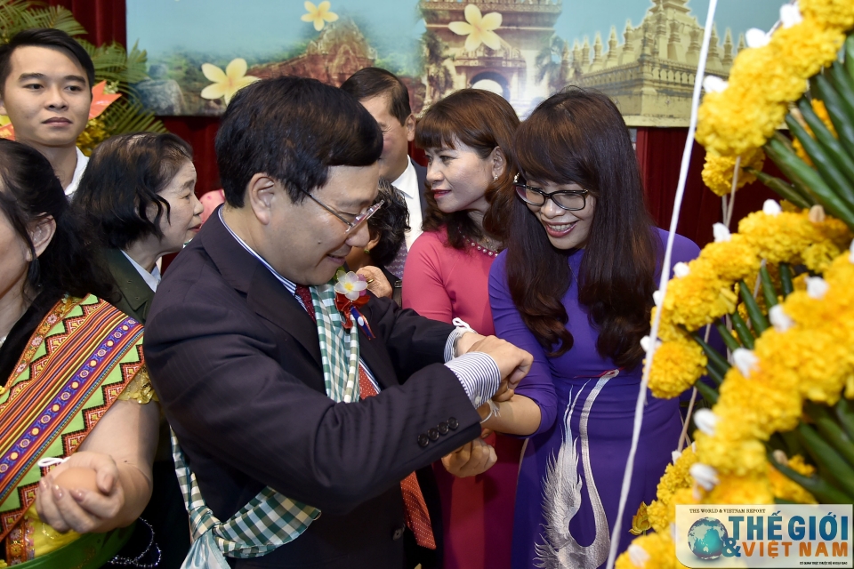 thuc hien nghi le buoc chi co tay tai tet co truyen bunpimay lao tai ha noi