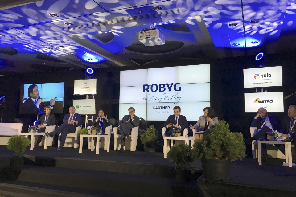 dai su vu dang dung tham lam viec voi tinh tay pomerania ba lan