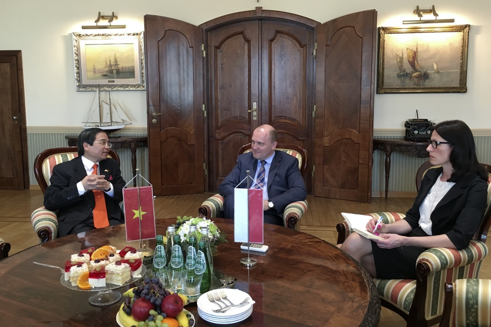 dai su vu dang dung tham lam viec voi tinh tay pomerania ba lan