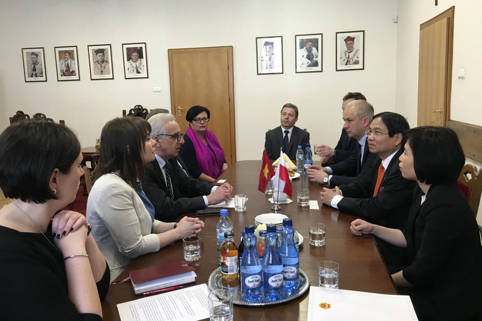 dai su vu dang dung tham lam viec voi tinh tay pomerania ba lan