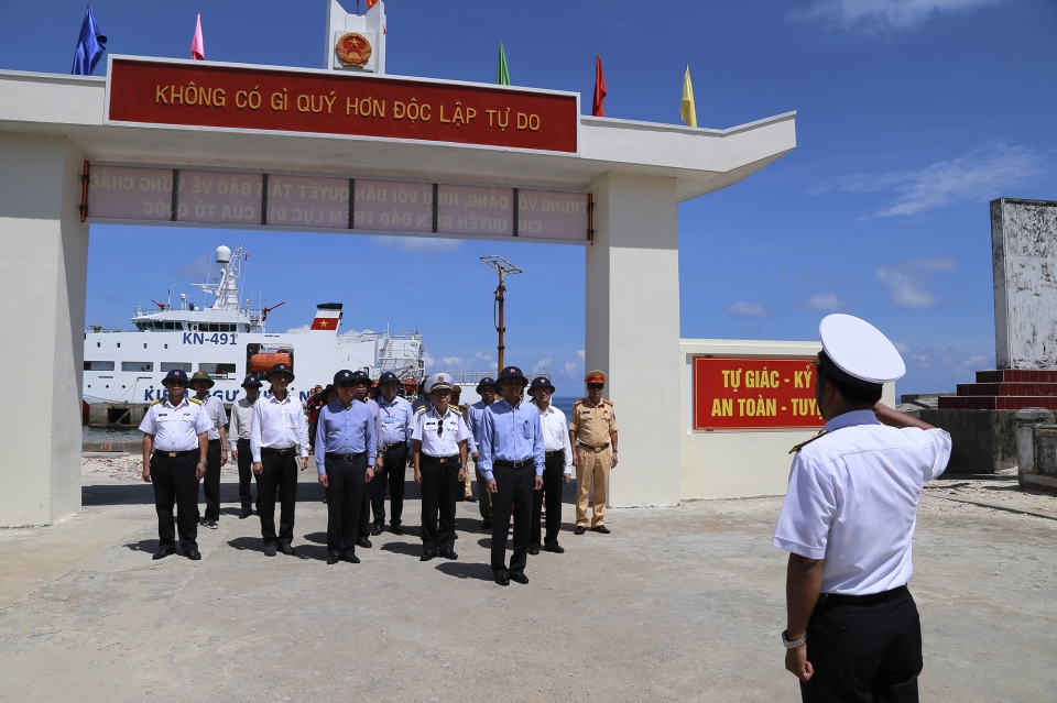 doan cong tac so 10 tham quan dao truong sa va nha dan dk1