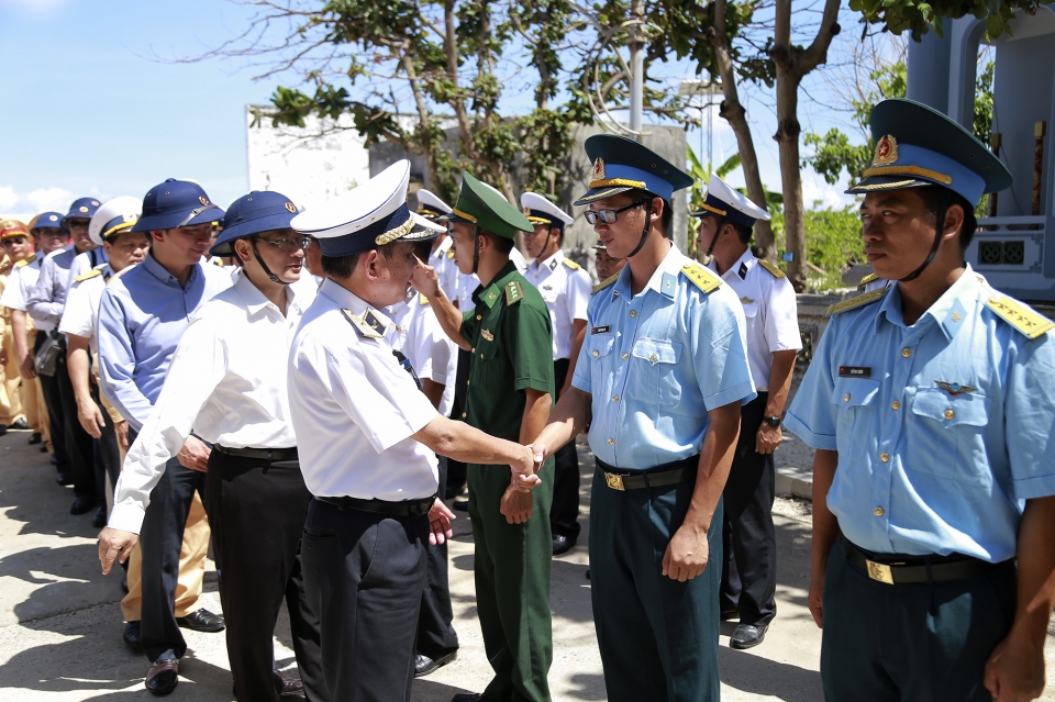 doan cong tac so 10 tham quan dao truong sa va nha dan dk1