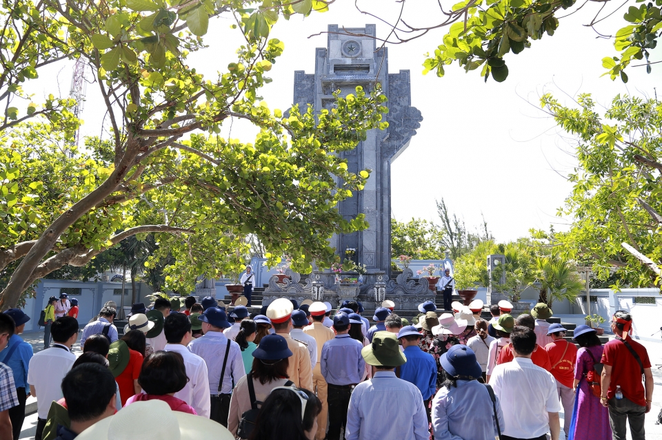 doan cong tac so 10 tham quan dao truong sa va nha dan dk1