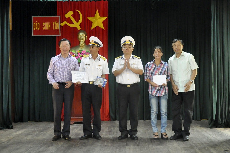 doan cong tac so 10 tham quan dao truong sa va nha dan dk1